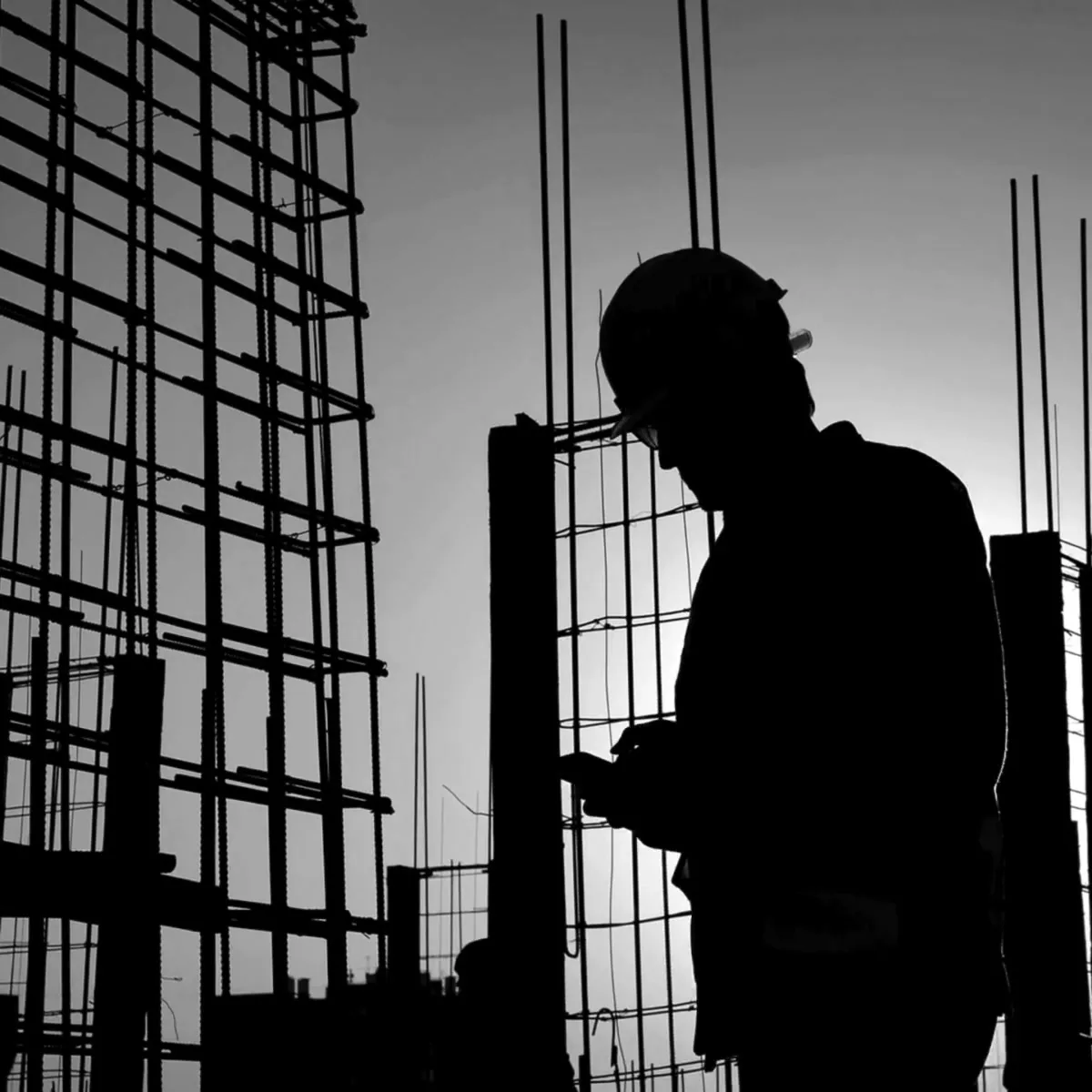 Bauleiter vor Bewehrungsstahl auf der Baustelle